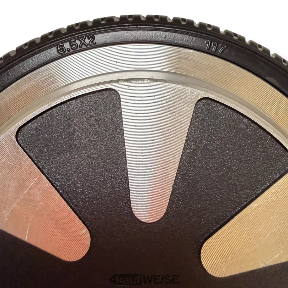 Schwarze und silberne metallische Kamera-Linsenhalterung mit Gravurmarkierungen