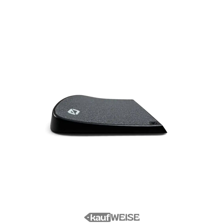 Schwarzes texturiertes ergonomisches mousepad mit dezentem logo für onewheel high kick footpad pint und pint x
