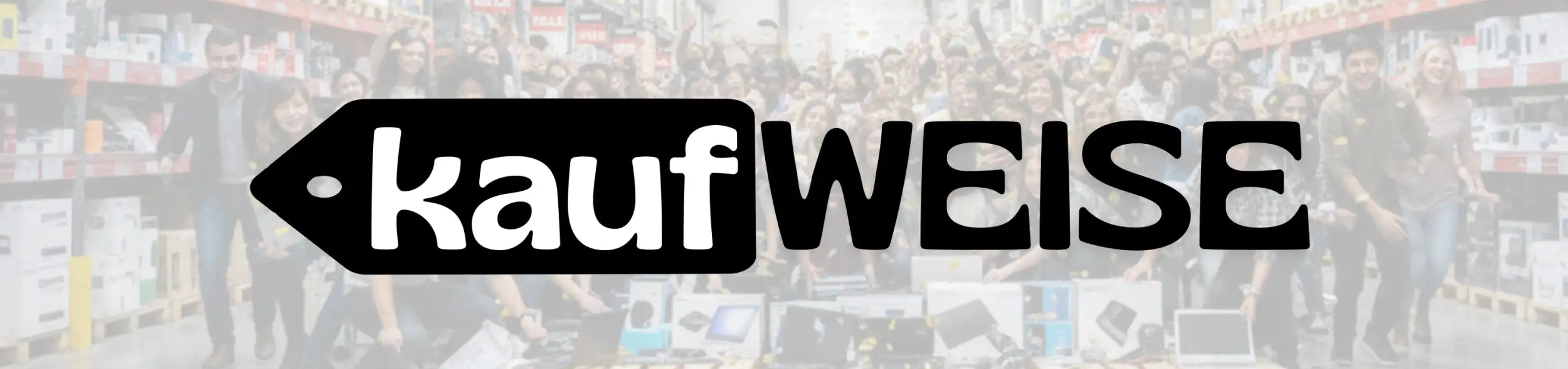 Schwarzes, pfeilförmiges Logo mit weißem Text „kaufweise“ auf einem unscharfen Hintergrund von Regalen und Menschen.